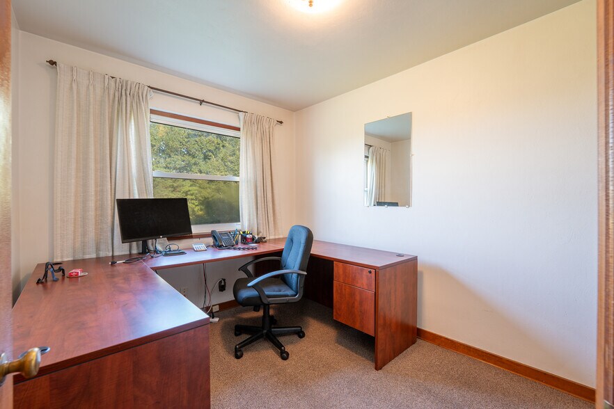 More Photos Of 1575 Mission Rd, Latrobe Flex For Sale