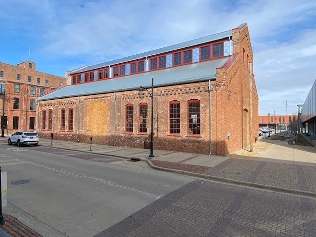 More Photos Of 990 Washington St, Dubuque Bar For Lease