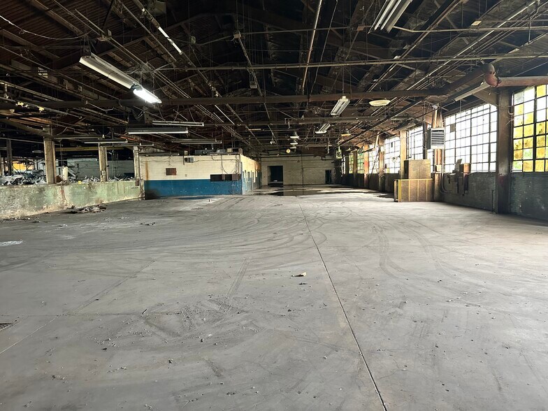More Photos Of 300 N West St, Marengo Manufacturing For Lease