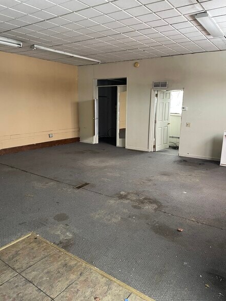 More Photos Of 5002 S Walnut St, South Bloomfield Storefront For Sale