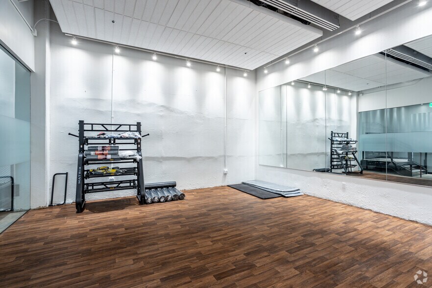 More Photos Of 401 McCullough Dr, Charlotte Office For Sale