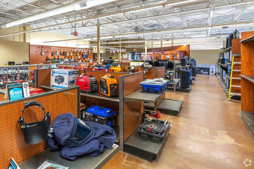 More Photos Of 500-520 N Westhill Blvd, Appleton Storefront Retail Office For Lease