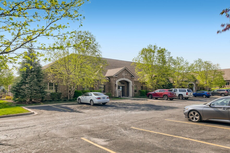 More Photos Of 108 S Wynstone Park Dr, North Barrington Office For Lease