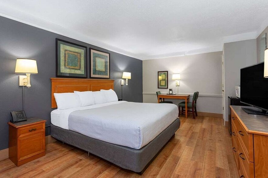 More Photos Of 7750 Davis Hwy, Pensacola Hotel For Sale