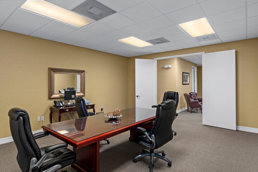 More Photos Of 8352 Forest Oaks Blvd, Spring Hill Office For Sale