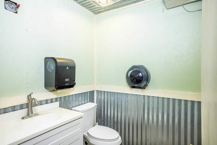 More Photos Of 713 N Riedel St, Yorktown Office For Sale