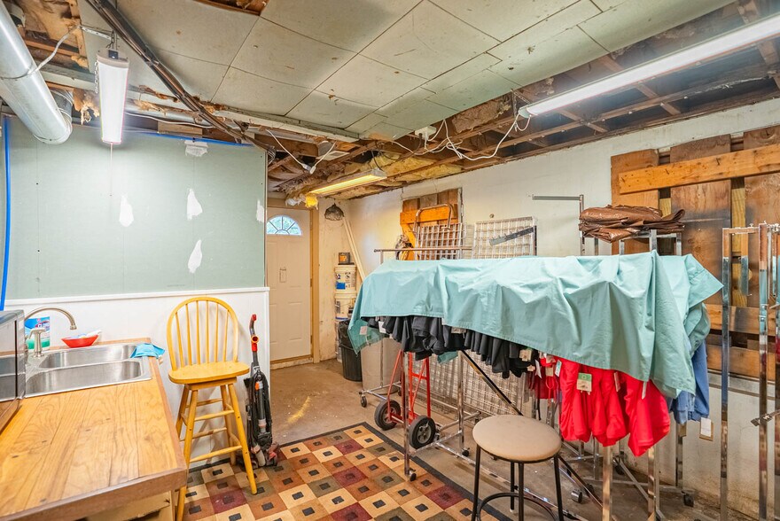 More Photos Of 8 Sunset Hills Ct, Sunrise Beach Storefront For Sale