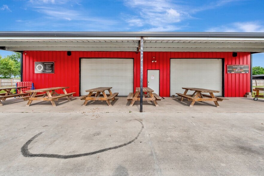 More Photos Of 23404 NW Zac Lentz Pky, Victoria General Retail For Sale