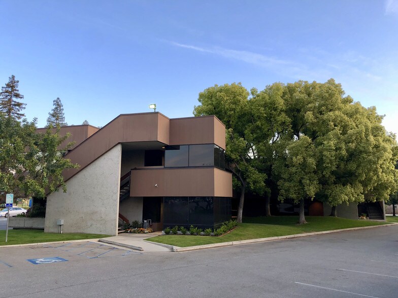 More Photos Of 2000 Oak St, Bakersfield Office For Lease