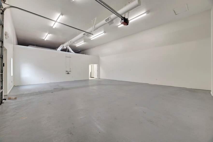 More Photos Of 28-30 W Ayre St, Wilmington Showroom For Lease