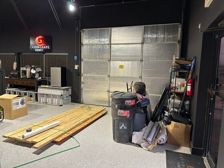 More Photos Of 10595 Westoffice Dr, Houston Light Distribution For Lease