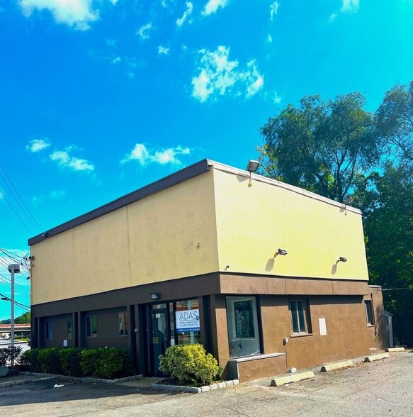 Primary Photo Of 193 Tarrytown Rd, White Plains Veterinarian Kennel For Sale