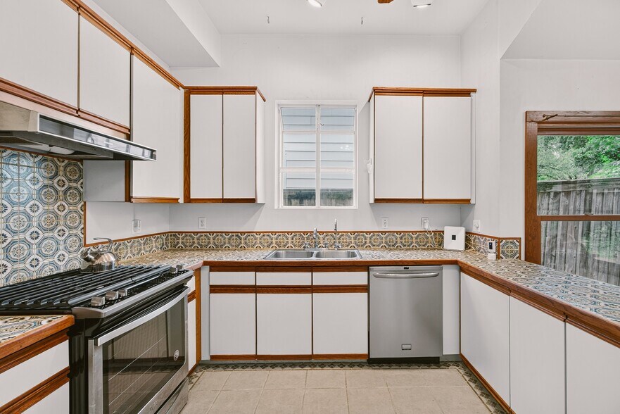 More Photos Of 812 W 10th St, Austin Office For Sale