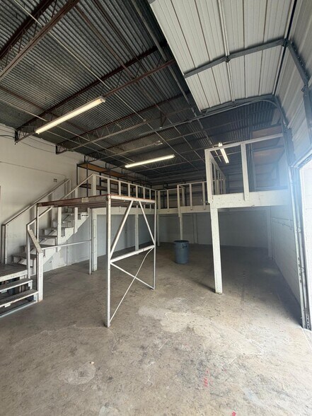 More Photos Of 11911-11913 Warfield St, San Antonio Warehouse For Sale