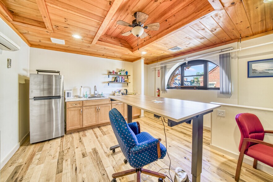More Photos Of 99 Middle St, Manchester Office Residential For Sale