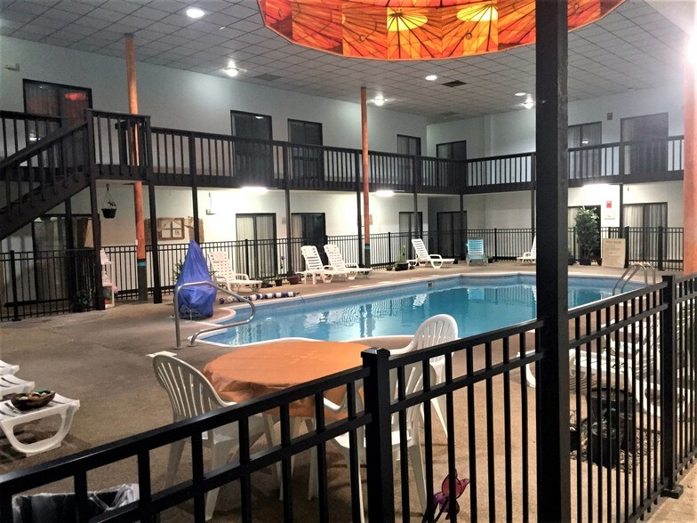 More Photos Of 11 Des Moines Ave, South Hutchinson Hotel For Sale