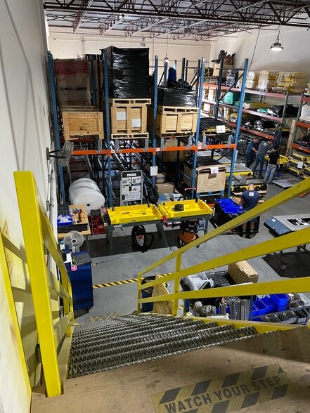 More Photos Of 6600-6626 Kingspointe Pky, Orlando Distribution For Lease