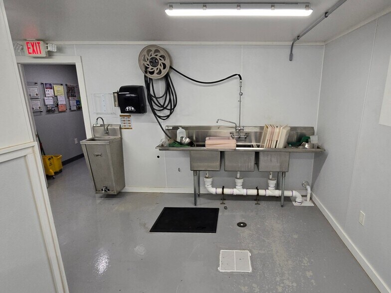 More Photos Of 44 Washington St, Auburn Auto Repair For Lease