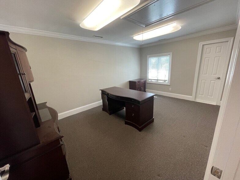 More Photos Of 2719 Graves Dr, Goldsboro Office For Lease