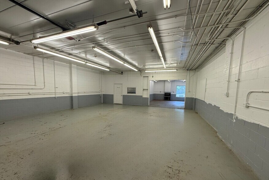 More Photos Of 1841 Babcock Blvd, Pittsburgh Warehouse For Lease