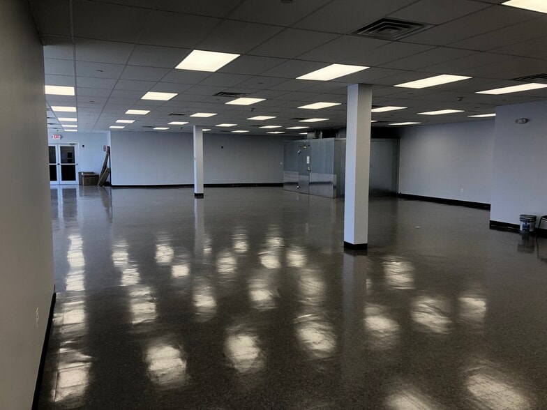 More Photos Of 595 S Broadway, Hicksville Warehouse For Lease