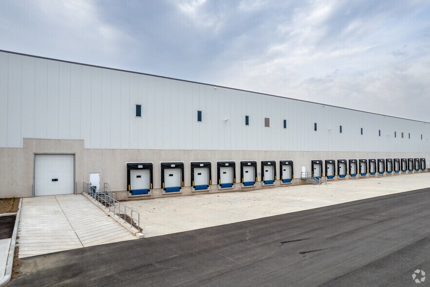 More Photos Of 6525 Mississauga Rd, Mississauga Warehouse For Lease