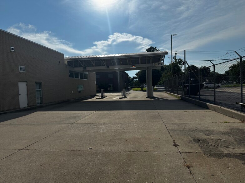 More Photos Of 600 6th Ave, Saint Albans Office For Sale