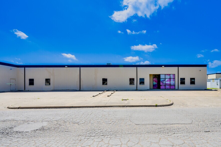 More Photos Of 3300 Lawnwood St, Fort Worth Warehouse For Sale