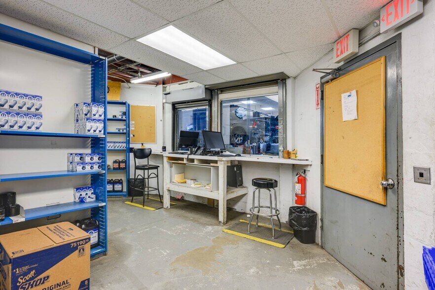 More Photos Of 691 County Road 39A, Southampton Auto Dealership For Lease