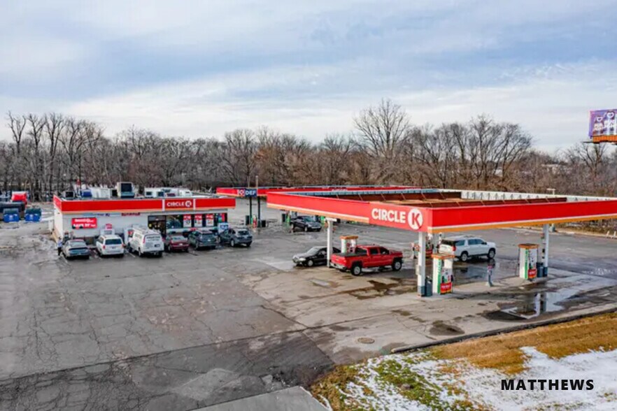 Primary Photo Of 1005 N Riley Hwy, Shelbyville Convenience Store For Sale