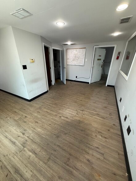 More Photos Of 11413 Hickman Mills Dr, Kansas City Industrial For Lease