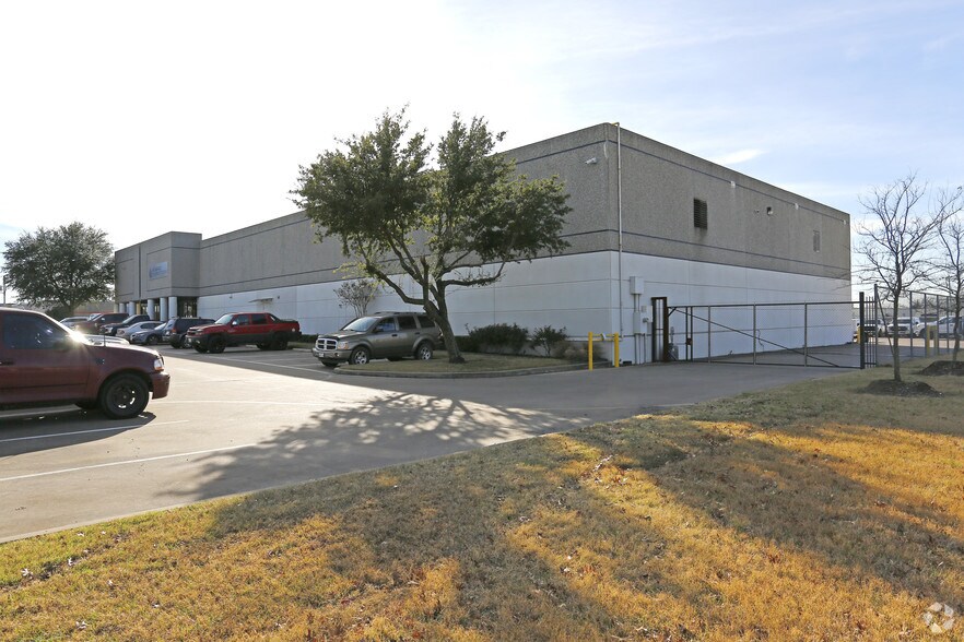 More Photos Of 10817 Sanden Dr, Dallas Distribution For Lease