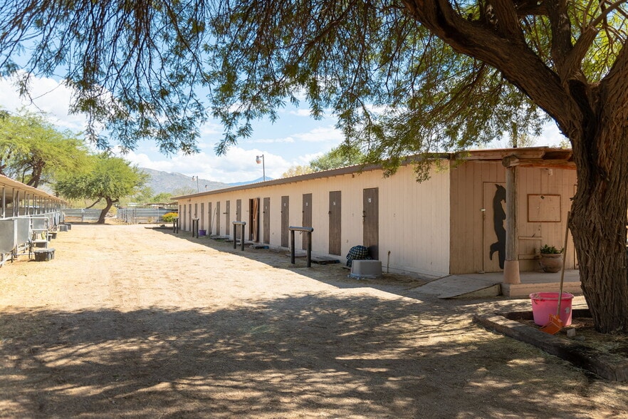 More Photos Of 9525 E Graf Ln, Tucson Horse Stables For Sale