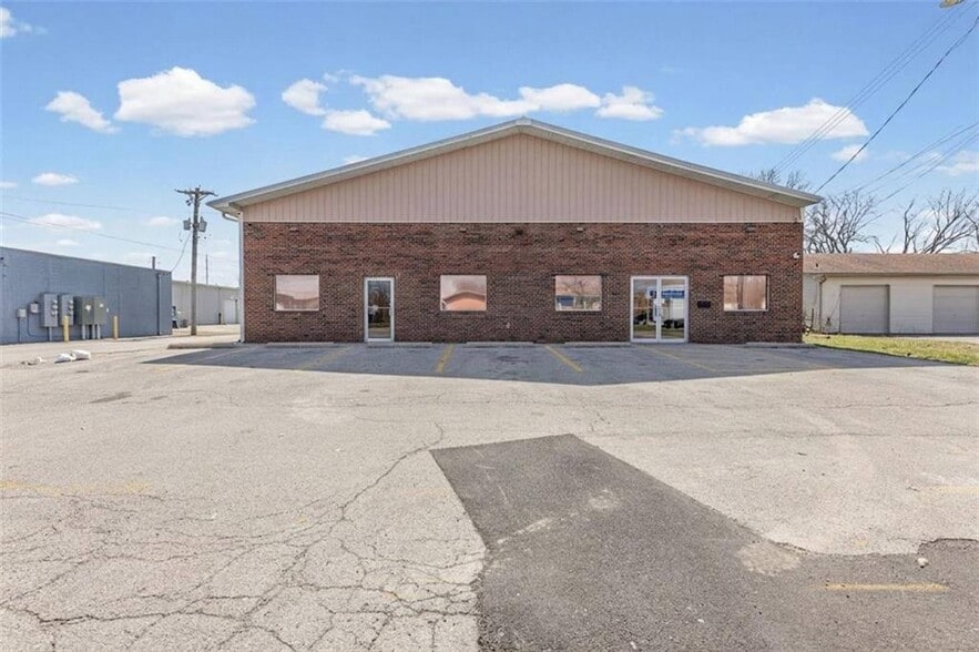 More Photos Of 702 SW South Ave, Blue Springs Warehouse For Lease
