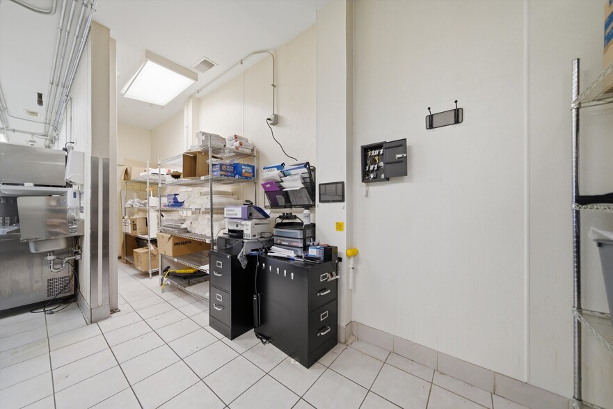 More Photos Of 907 N Damen Ave, Chicago Storefront Retail Residential For Lease