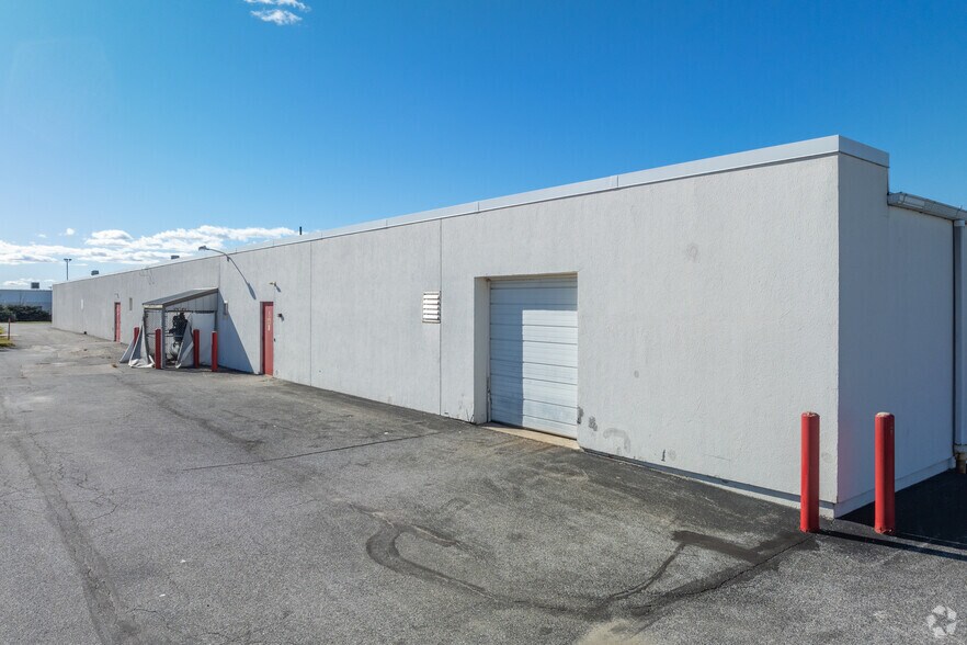 More Photos Of 20 Willow Springs Cir, York Warehouse For Lease