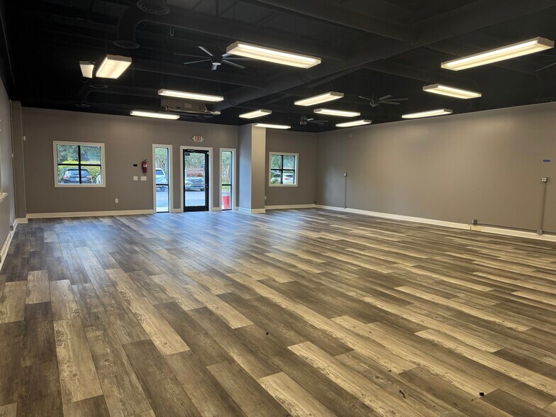 More Photos Of 53 Persimmon St, Bluffton Showroom For Sale