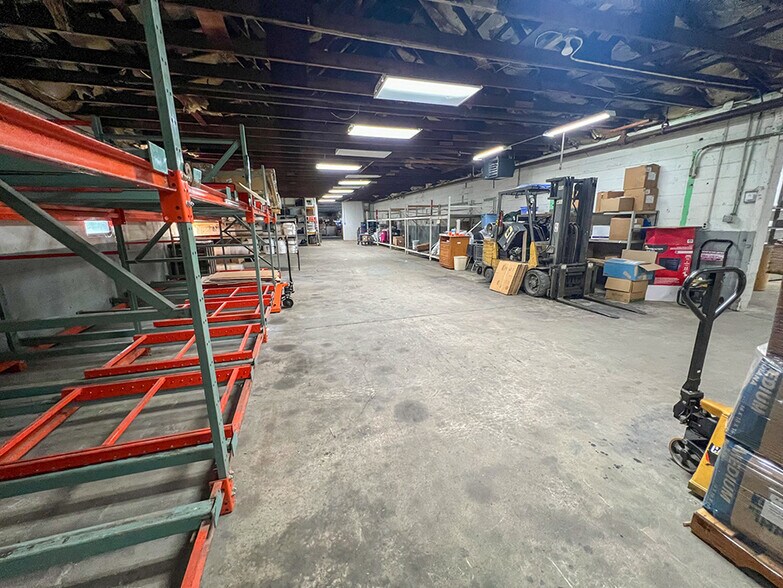 More Photos Of 1405 Walnut St, Highland Distribution For Sale