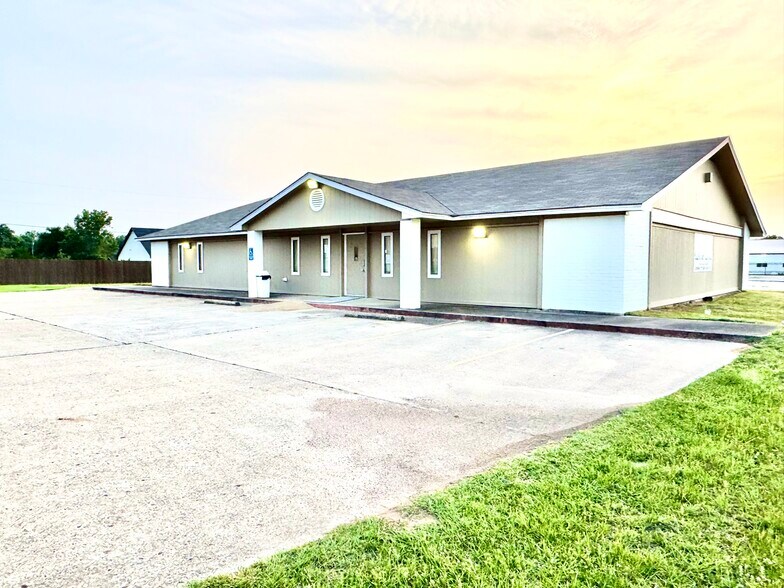 More Photos Of 101 Anthony Dr, Teague Medical For Sale