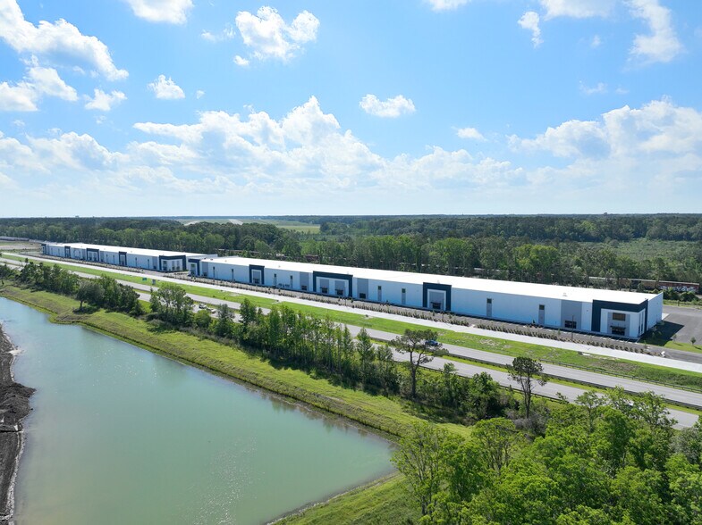 More Photos Of Veterans Parkway, Savannah Unknown For Lease