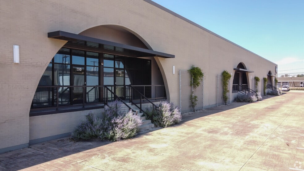 More Photos Of 1108 Quaker St, Dallas Showroom For Lease