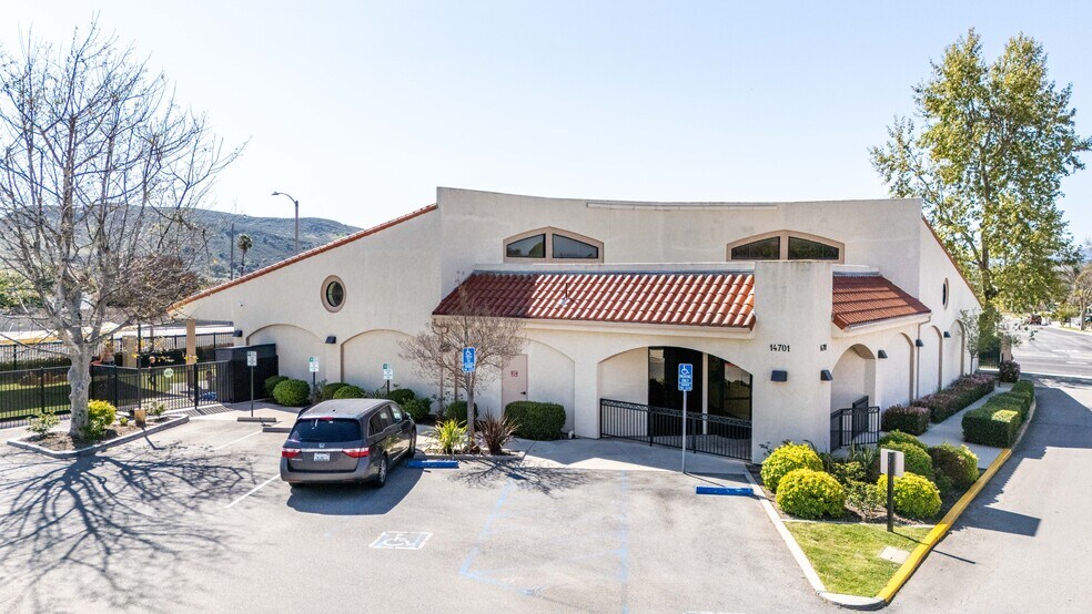 More Photos Of 14711 Princeton Ave, Moorpark Freestanding For Sale