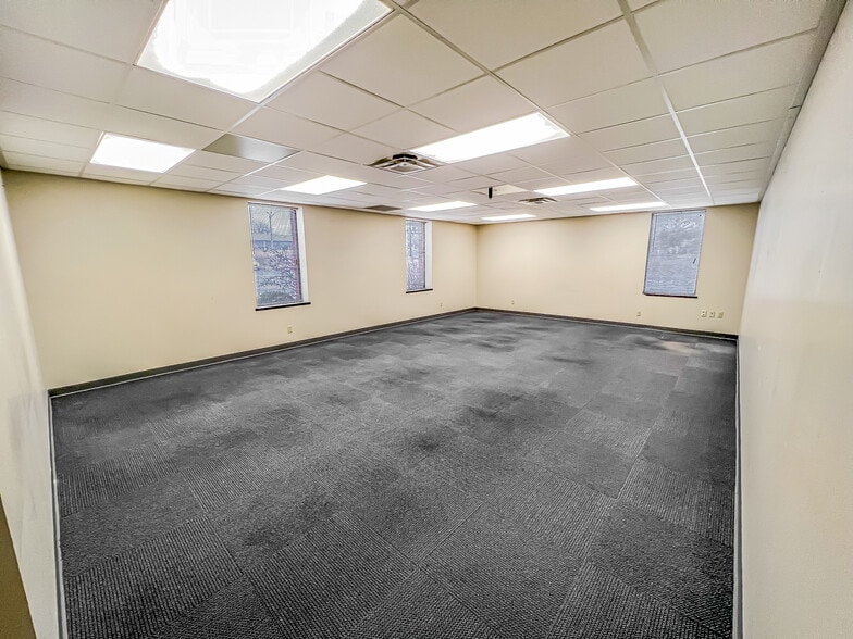 More Photos Of 4411 Woodson Rd, Saint Louis Office For Lease