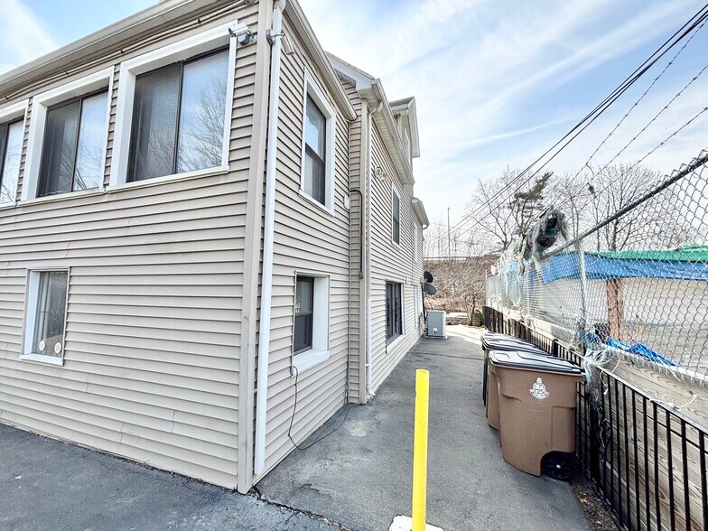 More Photos Of 39 Grenhart Rd, Stamford Freestanding For Lease