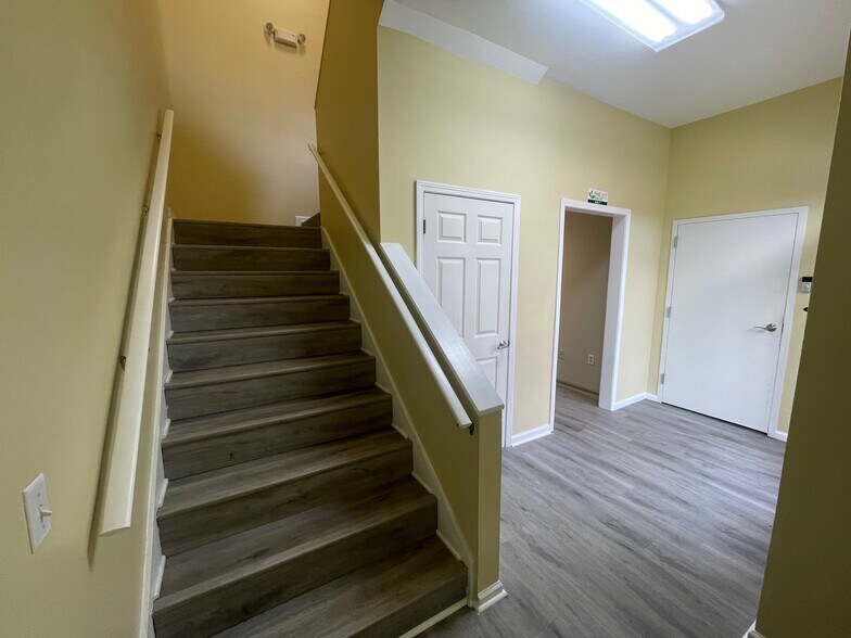 More Photos Of 855 Willow Tree Cir, Cordova Office For Lease