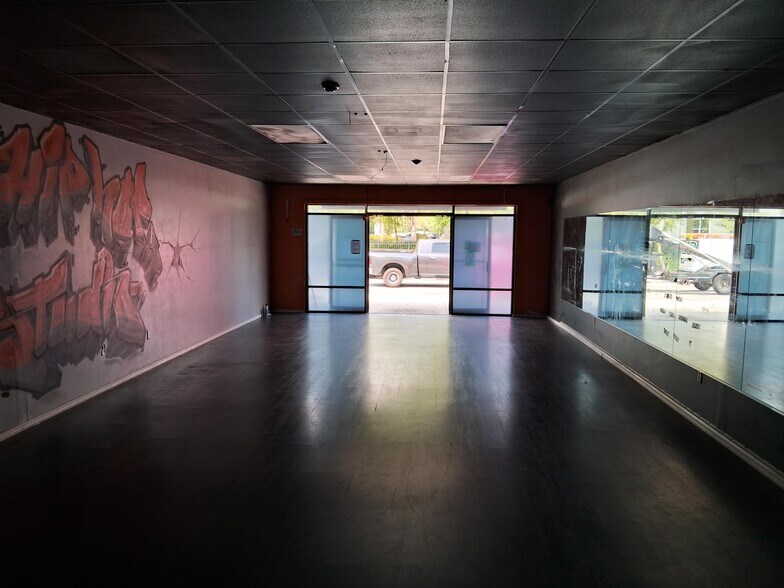 More Photos Of 1038 Aeronautical Dr, Kissimmee General Retail For Lease