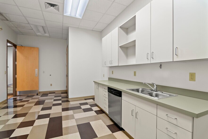 More Photos Of 15 SW Old State Capitol Plz, Springfield Office For Lease