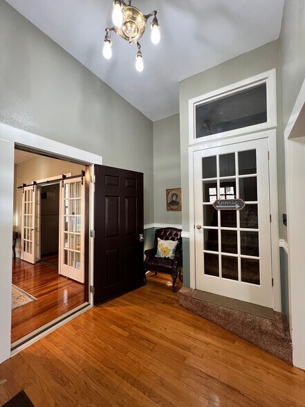 More Photos Of 306 N Austin St, Comanche Office For Sale