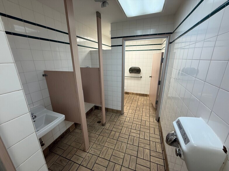 More Photos Of 225 S Fremont St, Shenandoah Fast Food For Lease