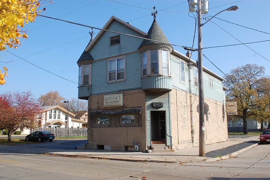 More Photos Of 344 Bowen St, Oshkosh Restaurant For Sale